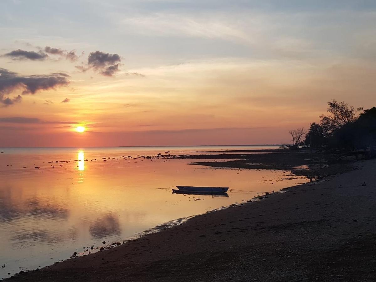 Sunset Moyo Bungalows Moyo Island Luaran gambar